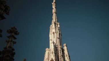 Aziz ve şehitlerin heykelleri Katedral Milan Duomo di Milano 'yu süslüyor.