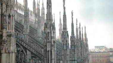 Aziz ve şehitlerin heykelleri Katedral Milan Duomo di Milano 'yu süslüyor.