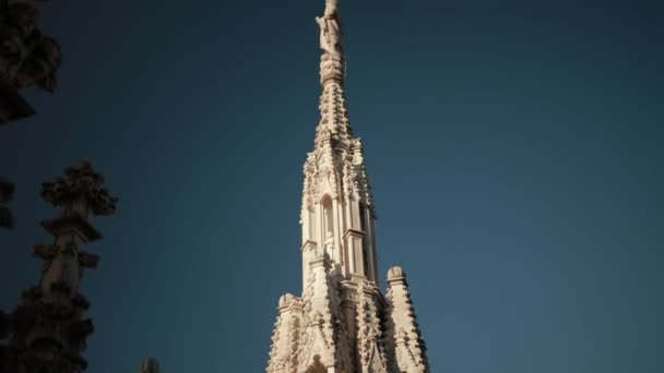 Sochy svatých a mučedníků zdobí katedrálu Milan Duomo di Milano — Stock video