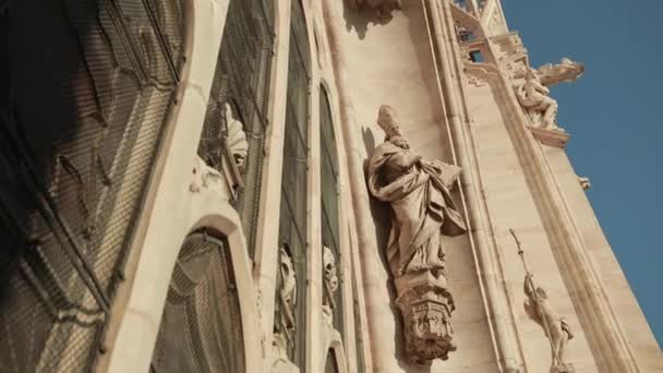 Esculturas santos y mártires decorando la Catedral de Milán Duomo di Milano — Vídeo de stock