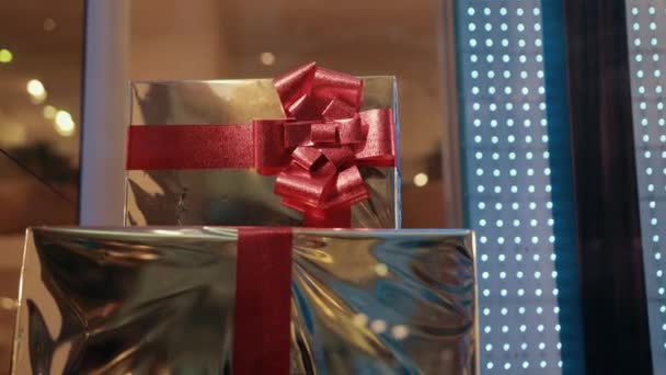 Geschenkdozen van gouden kleur met rood lint wachten op eigenaar, verpakt verrassing — Stockvideo