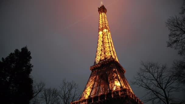 Torre Eiffel iluminar-se no show de desempenho da noite Paris visitou monumento — Vídeo de Stock