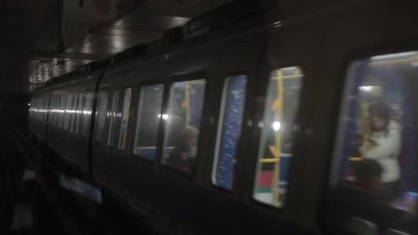 Mörk tunnelbanetunnel, djupt ner, tunnelbanevagn rider på räls i tunnelbanan — Stockvideo