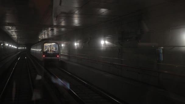 Scuro tunnel del treno sotterraneo, in fondo, giri in metropolitana su rotaie in metropolitana — Video Stock