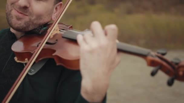 Violinista sul ponte, interprete di strada che suona il violino, fuori. Primo piano — Video Stock