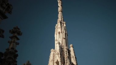 Aziz ve şehitlerin heykelleri Katedral Milan Duomo di Milano 'yu süslüyor.