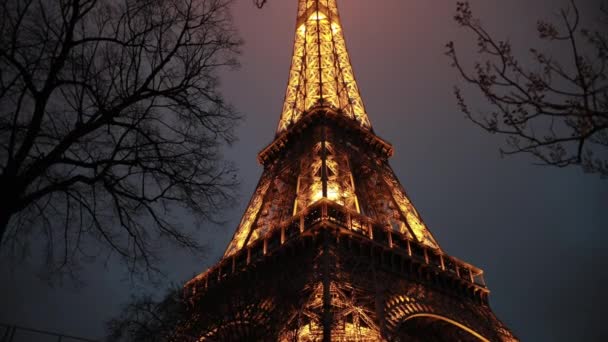 Torre Eiffel iluminar-se no show de desempenho da noite Paris visitou monumento — Vídeo de Stock