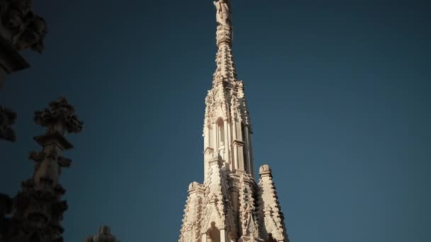 Sochy svatých a mučedníků zdobí katedrálu Milan Duomo di Milano — Stock video