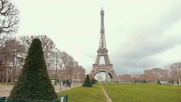 Der berühmte französische Eiffelturm aus Metall in Paris. Europäisches romantisches Symbol der Liebe. — Stockvideo