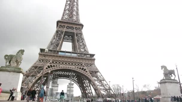 Torre Eiffel de metal francés en París. Símbolo romántico europeo del amor. Carretera — Vídeo de stock