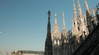 Aziz ve şehitlerin heykelleri Katedral Milan Duomo di Milano 'yu süslüyor.