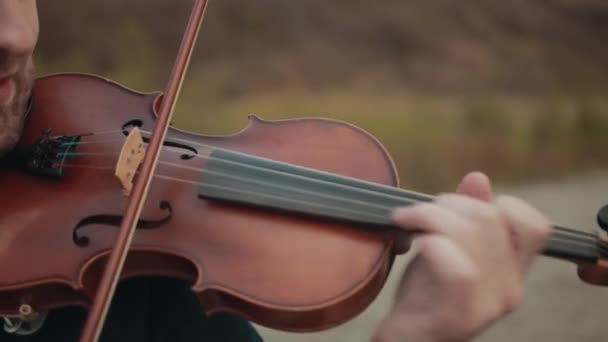 Violinista sul ponte, interprete di strada che suona il violino, fuori. Primo piano — Video Stock