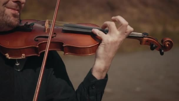 Violinista sul ponte, interprete di strada che suona il violino, fuori. Primo piano — Video Stock
