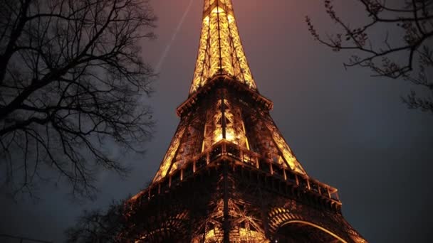 Eyfel Kulesi akşam gösterisinde aydınlansın. Paris anıtı ziyaret etti. — Stok video