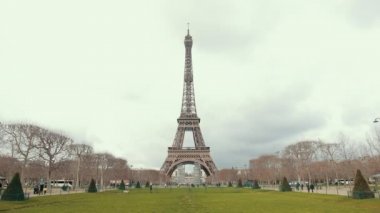 Paris 'teki ünlü Fransız Metal Eyfel Kulesi. Avrupa 'da Aşkın Romantik Sembolü.