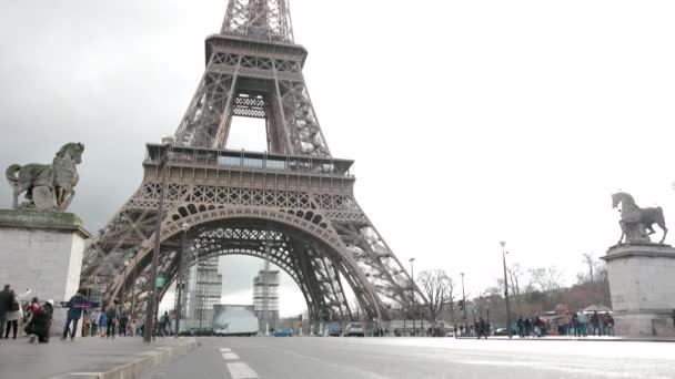 French Metal Eiffel Tower v Paříži. Evropský romantický symbol lásky. Silnice — Stock video