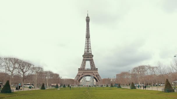 Det berömda franska Eiffeltornet i Paris. Europeisk romantisk symbol för kärlek. — Stockvideo