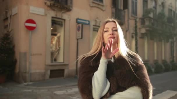 Vrouw verleidelijk poseert voor camera in mooie Europese Italiaanse stad Milaan. — Stockvideo