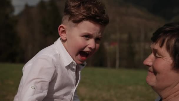 Barnbarn gråter, tårar flyter ur ögonen, skriker till sin mormor, släktingar — Stockvideo