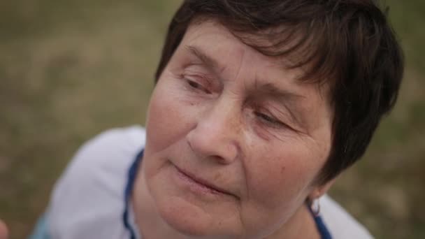 Chorando sentindo solidão. Perturbado velha mulher madura, triste deprimido idoso — Vídeo de Stock