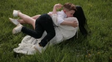 Koşarken eğlenen, annesiyle parkta oynayan küçük çocuk, annesi oğlunu oynuyor.