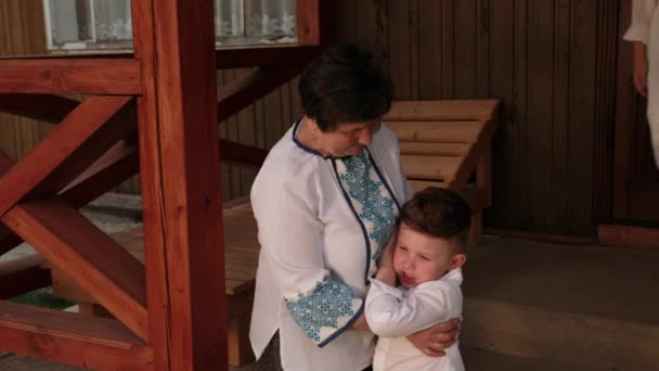 Famiglia di nonna, madre, nipote si abbracciano a casa, arrivederci — Video Stock