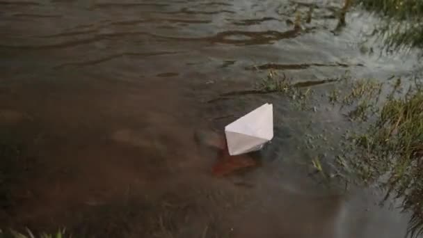 Barco de papel blanco flotando agua. Pintura de acuarela de río y barco, lago — Vídeos de Stock