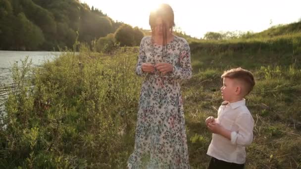 Collana croce mans collo. La madre si mette il simbolo cattolico d'argento per figlio, — Video Stock