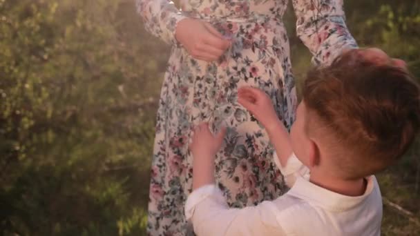Croix collier mans cou. La mère met un symbole catholique argenté pour son fils — Video