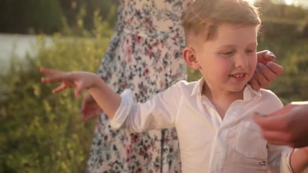 Mutter mit Sohn am Fluss, Steinwürfe, junge Familie unterwegs. Lehre — Stockvideo