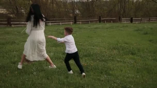 Ha kul springa, småbarn pojke leker i parken med mamma, mamma spelar sin son — Stockvideo