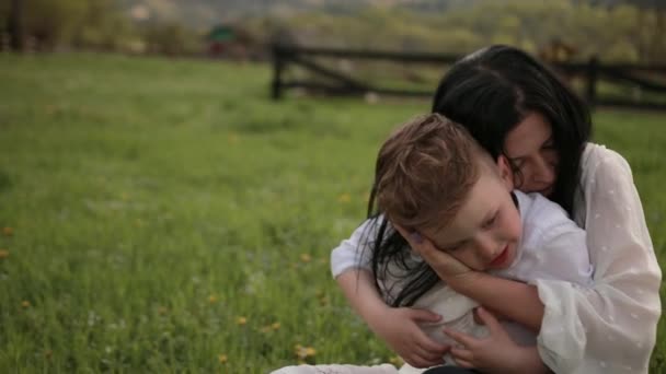 Divertente, bambino che gioca nel parco con la mamma, la madre interpreta il suo piccolo figlio — Video Stock