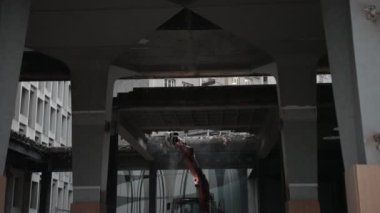 Eski Beton Evi Mekanik Kollu Buldozer İnşaat Alanını Yıkıyor.