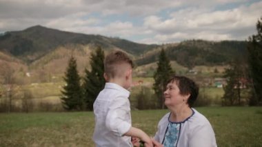 Yaşlı kadın, el ele tutuşan çocuk, yaşlı ya da genç, büyükanne ve büyükbaba parmaklarına dokunur.