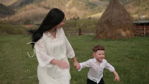 S'amuser à courir, tout-petit garçon jouant dans le parc avec maman, mère joue son fils — Video