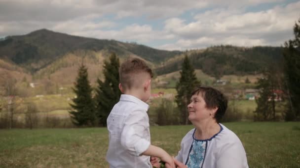 Vecchia donna, bambino che si tiene per mano, anziani e giovani, nonni tocca le dita — Video Stock