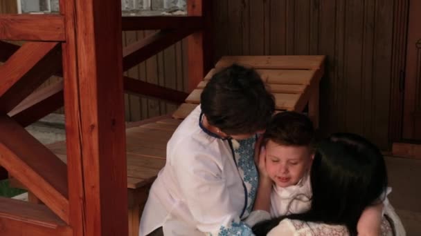 Сім'я бабусі, мати, онук обіймають один одного вдома, прощання — стокове відео
