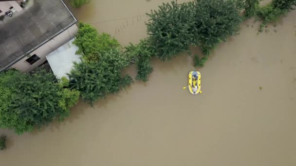 浸水した近所の通りだ。洪水は都市、水中、コミュニティ全体を残します — ストック動画