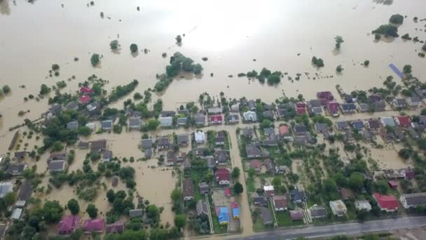 Banjir jalan lingkungan. Banjir daun kota, bawah air, seluruh masyarakat — Stok Video