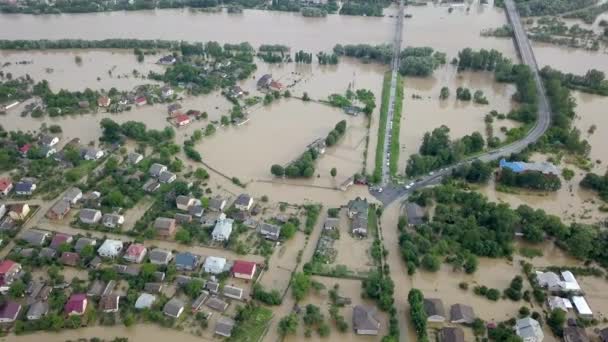 Rue du quartier inondée. Les inondations quittent la ville, sous l'eau, toute la communauté — Video