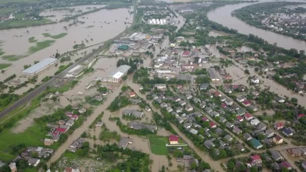 Strada di quartiere allagata. L'alluvione lascia città, sott'acqua, intera comunità — Video Stock