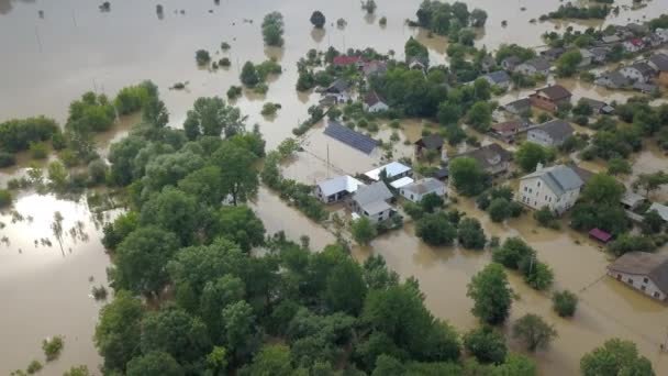 浸水した近所の通りだ。洪水は都市、水中、コミュニティ全体を残します — ストック動画