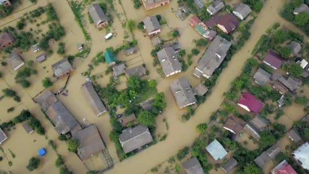 Strada di quartiere allagata. L'alluvione lascia città, sott'acqua, intera comunità — Video Stock