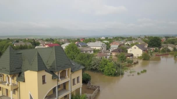 Översvämmad stadsgata. Översvämning lämnar staden, under vattnet, hela samhället — Stockvideo