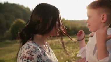 Anne-baba dışarıda çocuk oynuyor, kadın, çocuk birlikte eğleniyor. Çocuk ekspresi