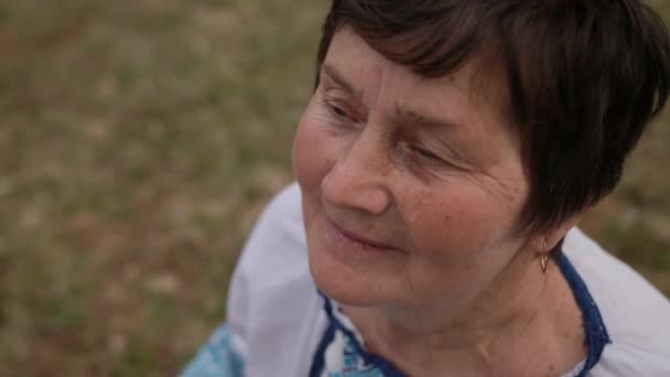 Weinendes Gefühl der Einsamkeit. Alte reife Frau verärgert, deprimierte ältere Seniorin traurig — Stockvideo