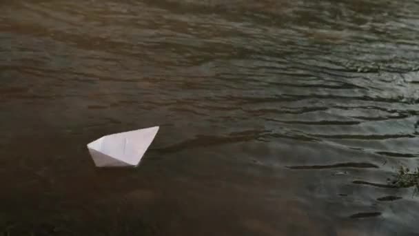 Белая бумажная лодка плавающая вода. Акварельная живопись реки и корабля, озера — стоковое видео