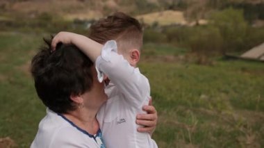 Torun büyükanneye yaklaşıyor. Kolunu boynuna doladı. Aşk büyükannesi