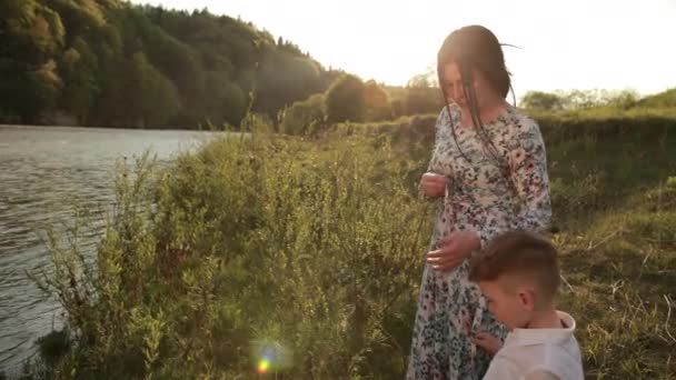 Croix collier mans cou. La mère met un symbole catholique argenté pour son fils — Video