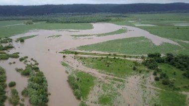 sel basmış yol taşan nehir uçuşu sırasında sağanak yağmur yağdı